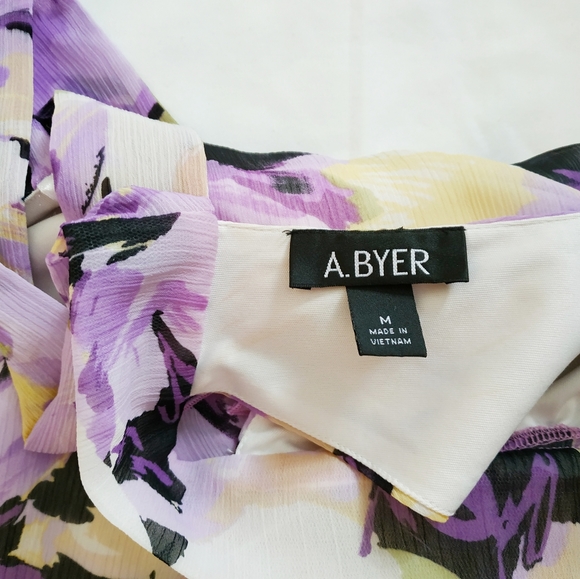 A BYER Floral Blouse with Bowtie Nek - Picture 6 of 6